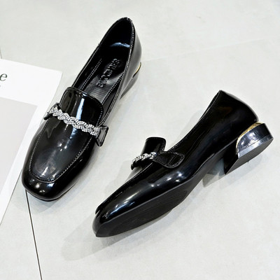 Naiste vabaajajalatsid madala paksu kontsaga ja metallist elementidega