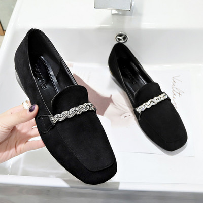 Naiste vabaajajalatsid madala paksu kontsaga ja metallist elementidega