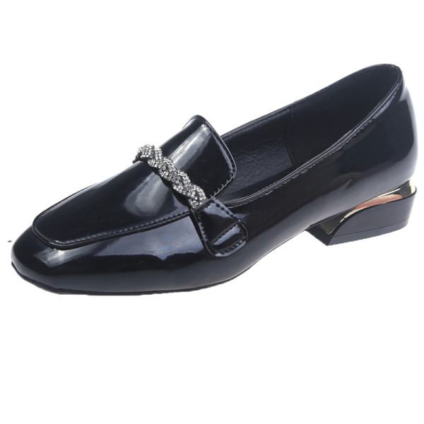 Naiste vabaajajalatsid madala paksu kontsaga ja metallist elementidega