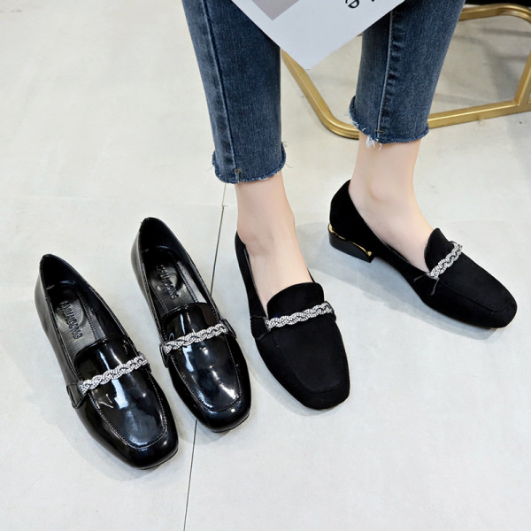 Naiste vabaajajalatsid madala paksu kontsaga ja metallist elementidega