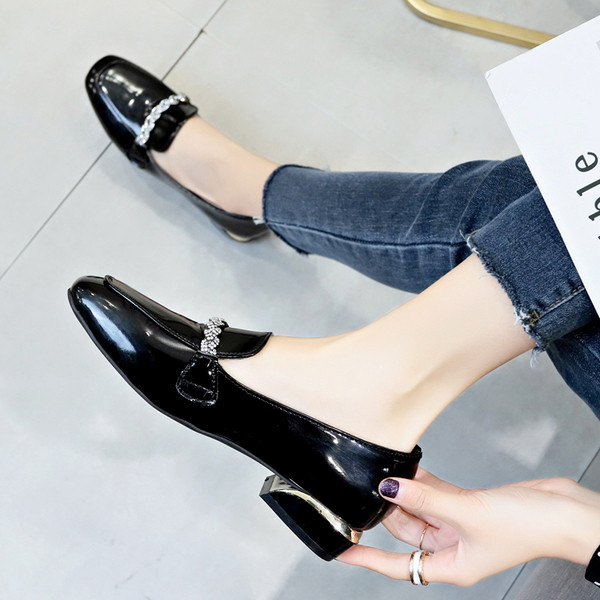 Naiste vabaajajalatsid madala paksu kontsaga ja metallist elementidega