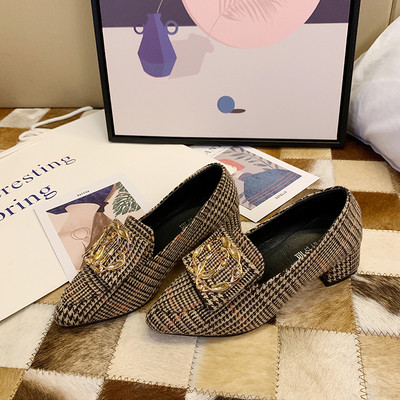 Öko-seemisnahast valmistatud vabaajajalatsid madala paksu kontsaga ja pandlaga