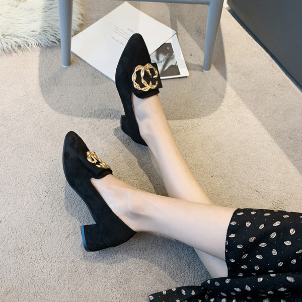 Öko-seemisnahast valmistatud vabaajajalatsid madala paksu kontsaga ja pandlaga