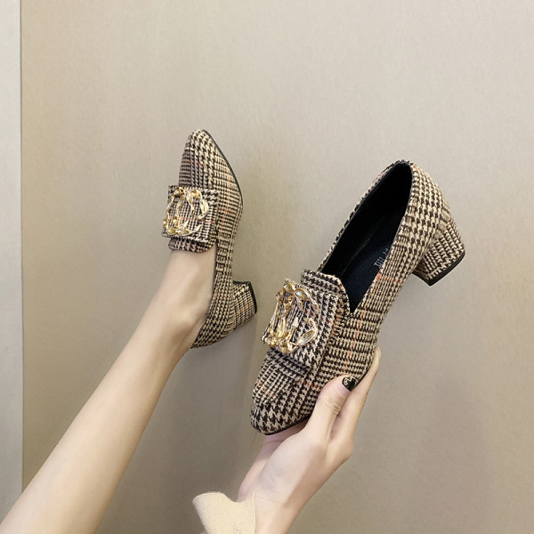 Öko-seemisnahast valmistatud vabaajajalatsid madala paksu kontsaga ja pandlaga