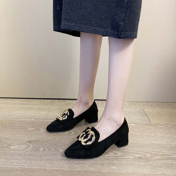 Öko-seemisnahast valmistatud vabaajajalatsid madala paksu kontsaga ja pandlaga