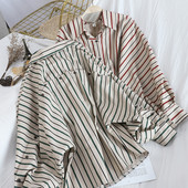 Modern női csíkos ing gombokkal és denevérujjakkal