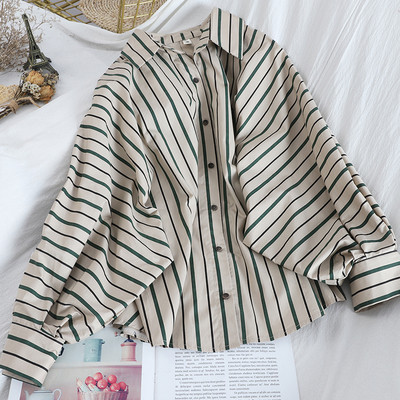 Modern női csíkos ing gombokkal és denevérujjakkal