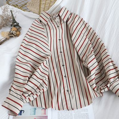 Modern női csíkos ing gombokkal és denevérujjakkal