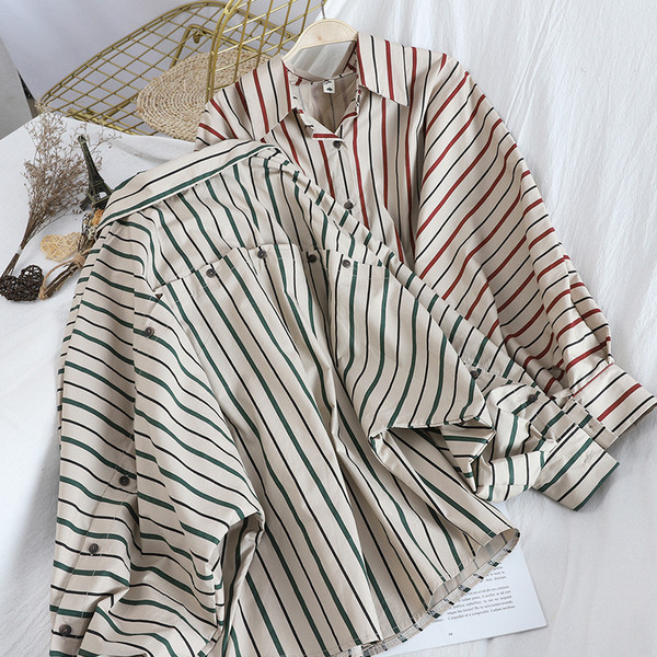 Modern női csíkos ing gombokkal és denevérujjakkal