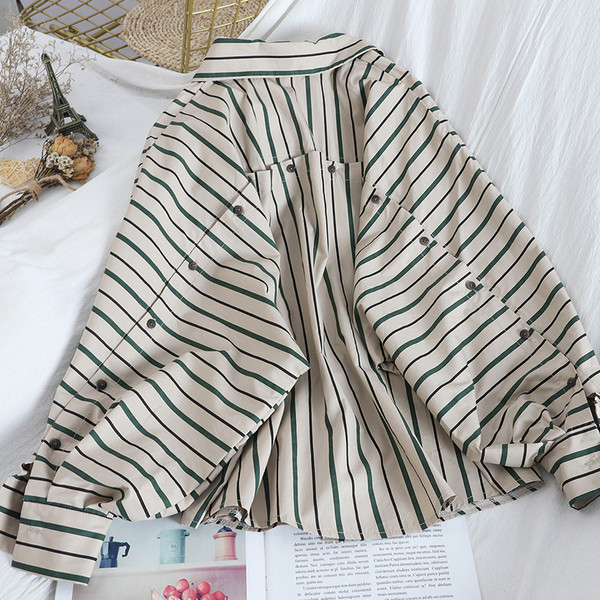 Modern női csíkos ing gombokkal és denevérujjakkal