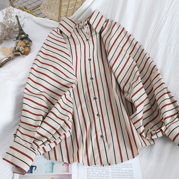 Modern női csíkos ing gombokkal és denevérujjakkal