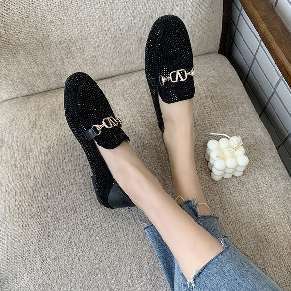 Öko-seemisnahast valmistatud naiste vabaaja mokassiinid metallelemendi ja kivikestega