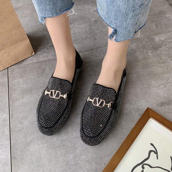 Öko-seemisnahast valmistatud naiste vabaaja mokassiinid metallelemendi ja kivikestega