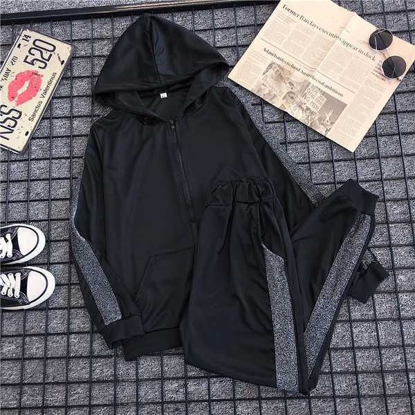 Moderan ženski sportski i ležerni komplet sa sjajnim rubovima