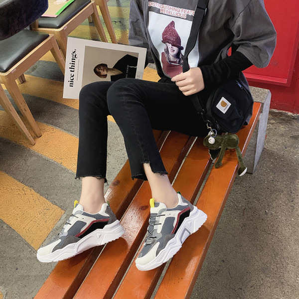 Modern női tornacipő eko bőrből és textilből, fűzővel és durva talppal