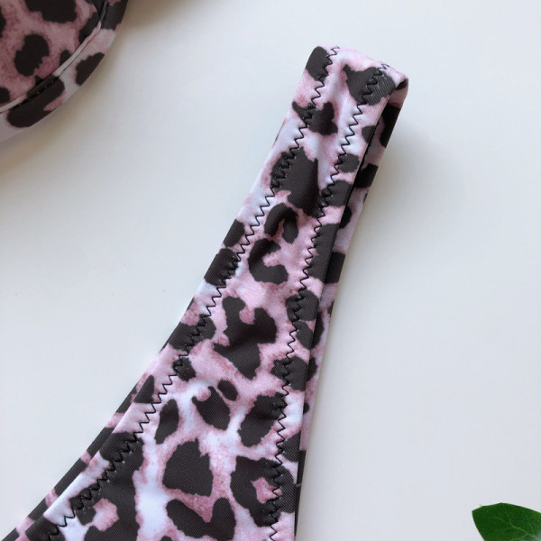 Нов модел актуален бански костюм от две части с леопардов десен