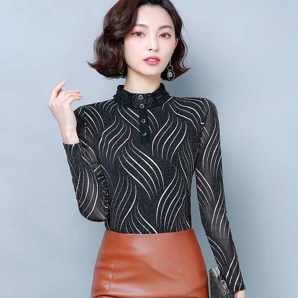 Moodne poolkõrge krae ja nööpidega naiste pluus