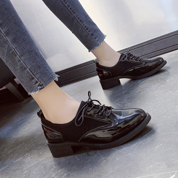 Naiste lakknahast paeltega ökonahast kingad - tavaline mudel