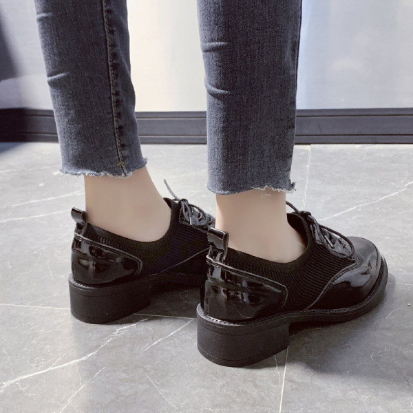 Naiste lakknahast paeltega ökonahast kingad - tavaline mudel