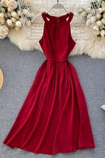 Модерна дамска разкроена рокля с обло деколте