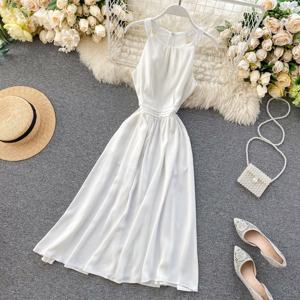 Модерна дамска разкроена рокля с обло деколте