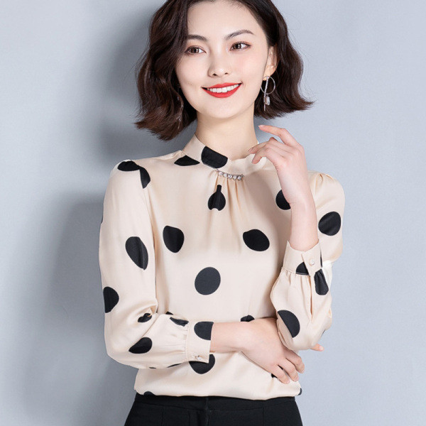 Praegune madala krae ja pikkade varrukatega naiste pluus