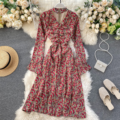 Retro női ruha virágmintával, V-nyakkal