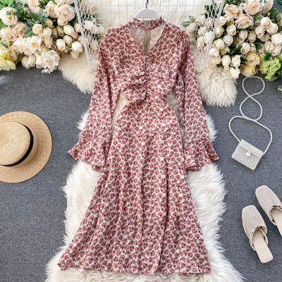 Retro női ruha virágmintával, V-nyakkal