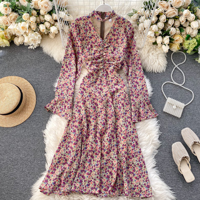 Retro női ruha virágmintával, V-nyakkal