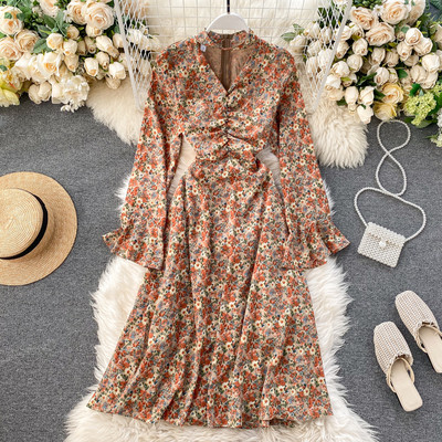 Retro női ruha virágmintával, V-nyakkal