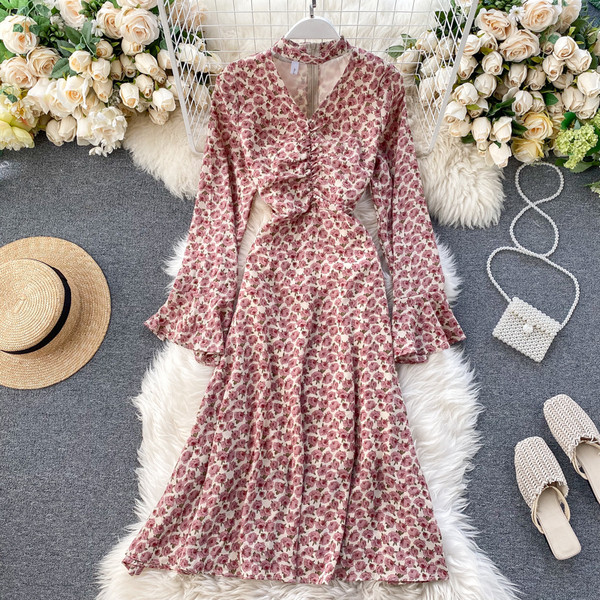 Retro női ruha virágmintával, V-nyakkal