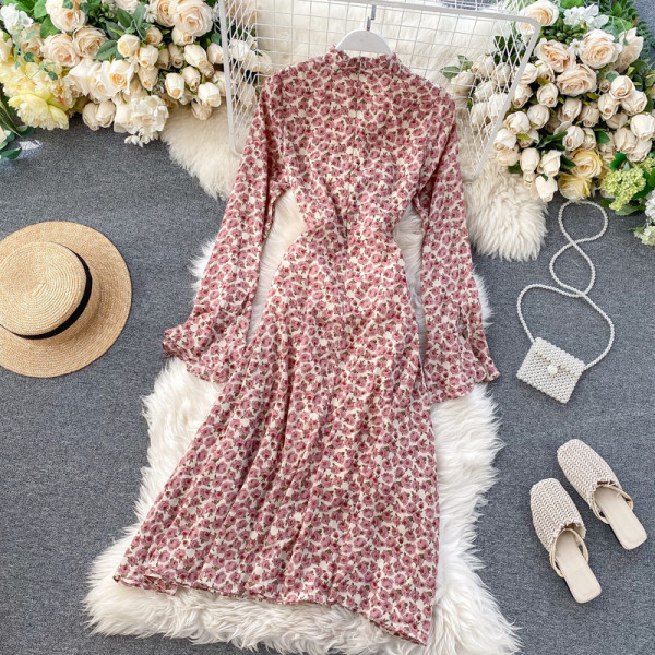 Retro női ruha virágmintával, V-nyakkal