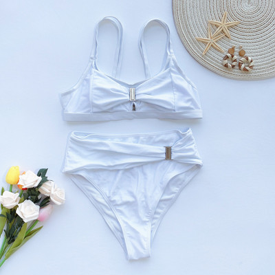 Moderan dvodijelni kupaći kostim s metalnim elementima i hlačama visokog struka