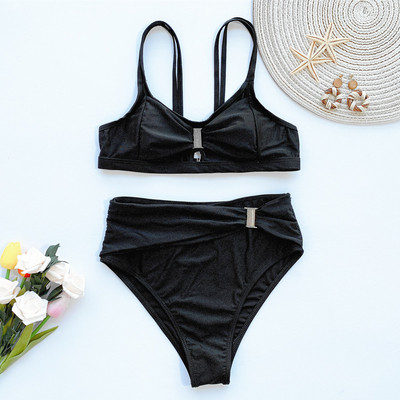 Moderan dvodijelni kupaći kostim s metalnim elementima i hlačama visokog struka