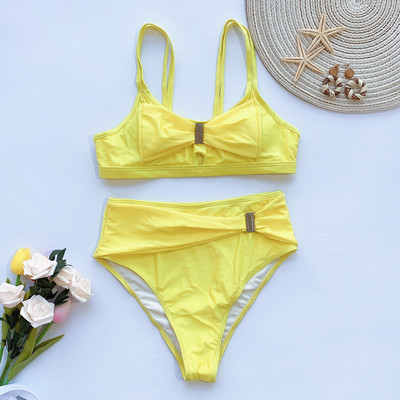 Moderan dvodijelni kupaći kostim s metalnim elementima i hlačama visokog struka