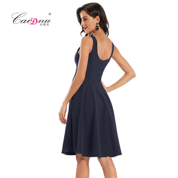 Moodne naiste lühike kleit sügava kaelusega ja rihmadega