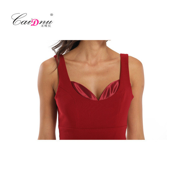 Moodne naiste lühike kleit sügava kaelusega ja rihmadega