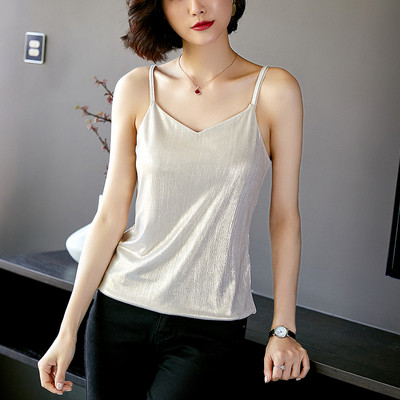 Fényes női felső vékony pántokkal és spitz nyakkivágással