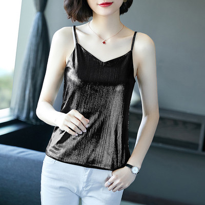 Fényes női felső vékony pántokkal és spitz nyakkivágással