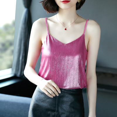 Fényes női felső vékony pántokkal és spitz nyakkivágással