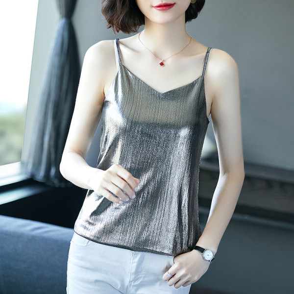 Fényes női felső vékony pántokkal és spitz nyakkivágással