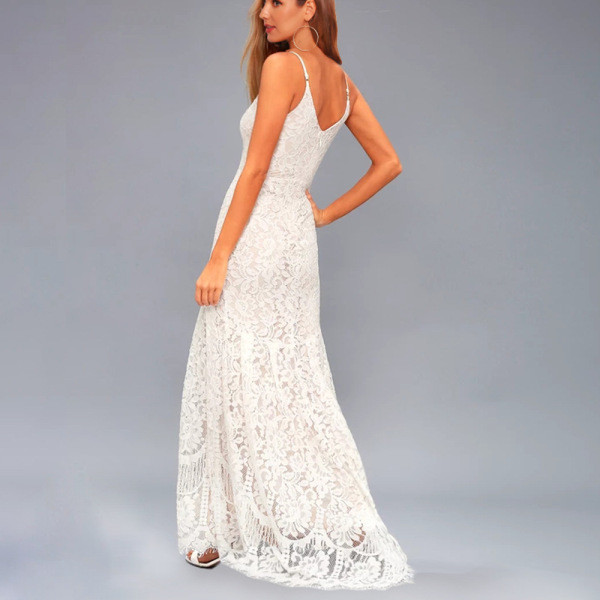 Elegantne naiste pikk pitskleit õhukeste rihmade ja sügava kaelusega