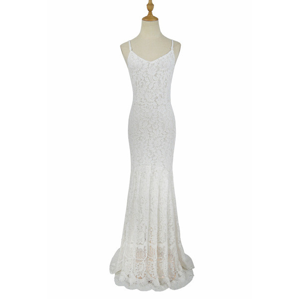 Elegantne naiste pikk pitskleit õhukeste rihmade ja sügava kaelusega