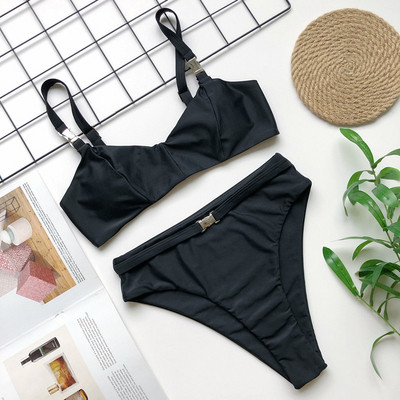 Kaheosaline metallelementidega ujumistrikoo ja kõrge vöökohaga püksid