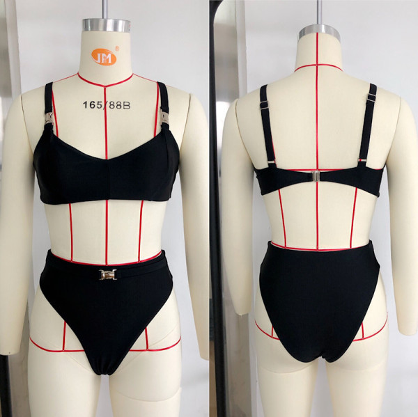 Kaheosaline metallelementidega ujumistrikoo ja kõrge vöökohaga püksid