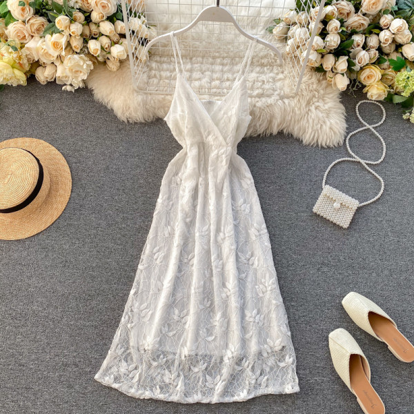 Moderna ženska haljina od čipke na tanke naramenice