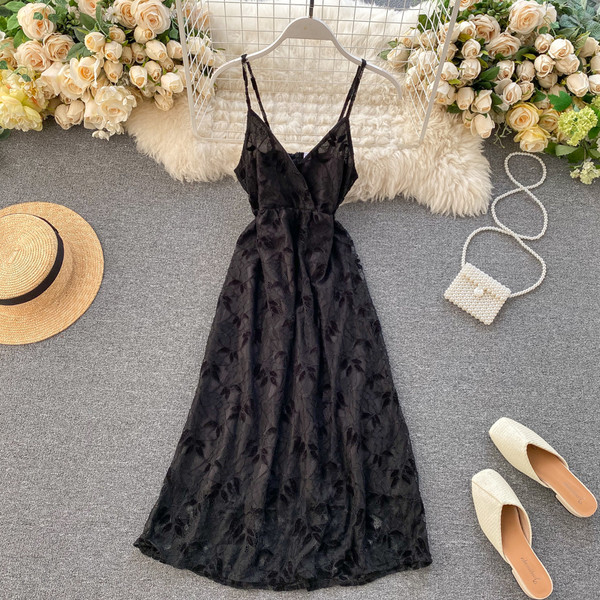 Moderna ženska haljina od čipke na tanke naramenice