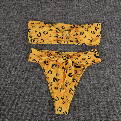 Praegune kaheosaline leopardimustri ja dekoratiivse sõlmega ujumistrikoo