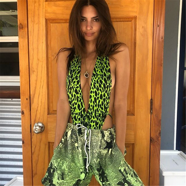 Täielik ujumistrikoo sügava dekoltee, leopardimustri ja lipsudega