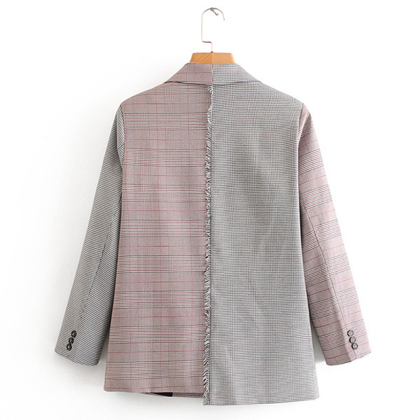 Moodne asümmeetriline ruuduline jakk taskute ja nööpidega